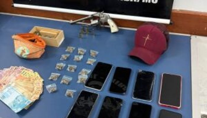 Polícia prende dois suspeitos de homicídio em praça pública; dois permanecem foragidos