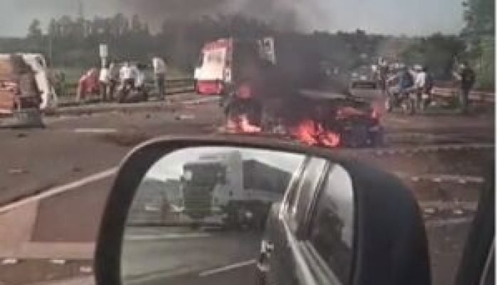 Carro pega fogo em acidente na BR-163