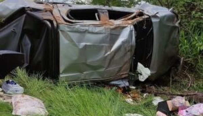 Colisão entre caminhonete e carro de passeio deixa sete vítimas