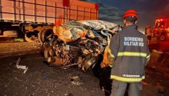 Acidente entre carreta e picape na BR-267 tem suspeita de três vítimas fatais