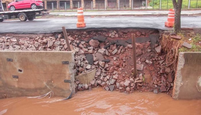 Parede de contenção desabando na Avenida Ernesto Geisel — Foto: Menu