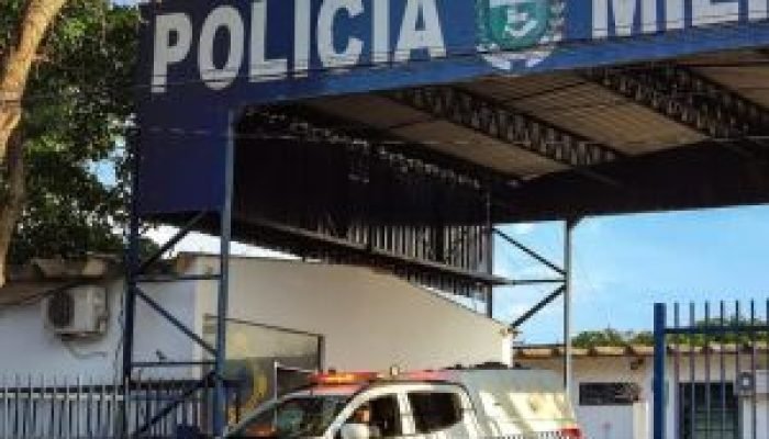 Mulher se tranca no quarto para escapar de agressões de companheiro e aciona a polícia