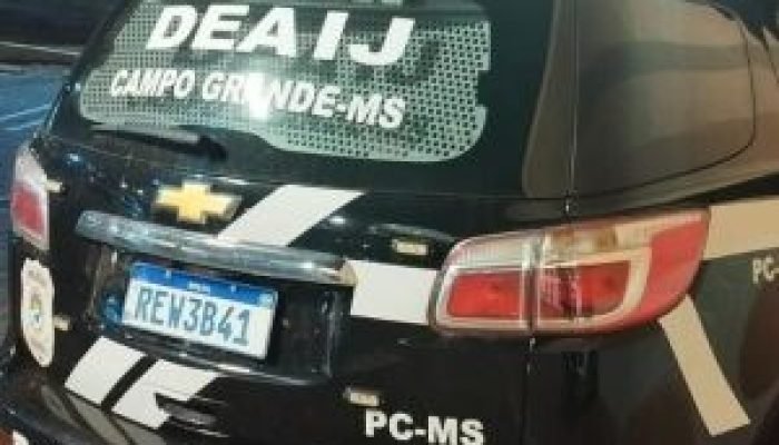 Adolescente é detido após disparar 14 tiros na frente da casa da namorada