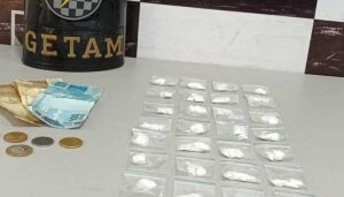 Acusado de 'disk-drogas' é preso com pochete cheia de cocaína perto de escola