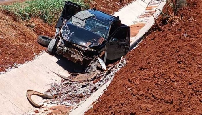 Veículo caiu às margens da rodovia — Foto: Veículo caiu às margens da rodovia -