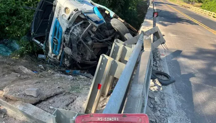 Caminhão-guincho destruído após despencar de ponte na BR-163 — Foto: Foto: Sidne