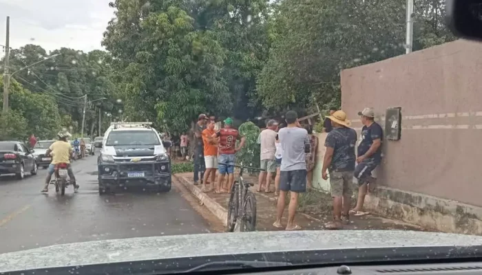 Movimentação em frente a casa do homem na tarde deste sábado (Foto: Arnaldo Ferraz | Nioaque News)
