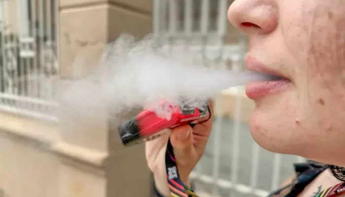 Izadora Ibarra começou a fumar cigarro por estresse e migrou para o pod (Foto: marcos Maluf)